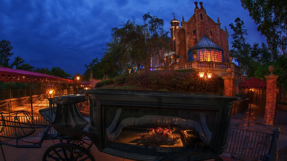 Entrada da mansão mal-assombrada — Foto: Reprodução Disney Parks