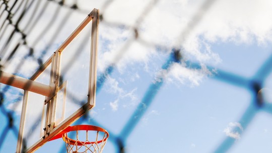 Time de basquete escolar perde jogo após recusar jogo contra estudante transgênero