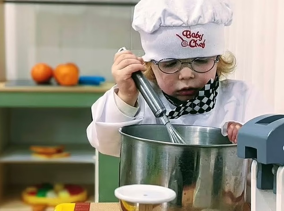 A primeira palavra de Imogen, aos 4 anos: "bolo" — Foto: Reprodução/ Daily Mail