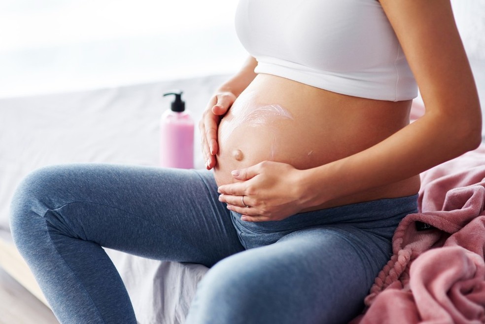 Cremes hidratantes para grávidas podem prevenir ou amenizar estrias — Foto: Divulgação/Freepik (gpointstudio)
