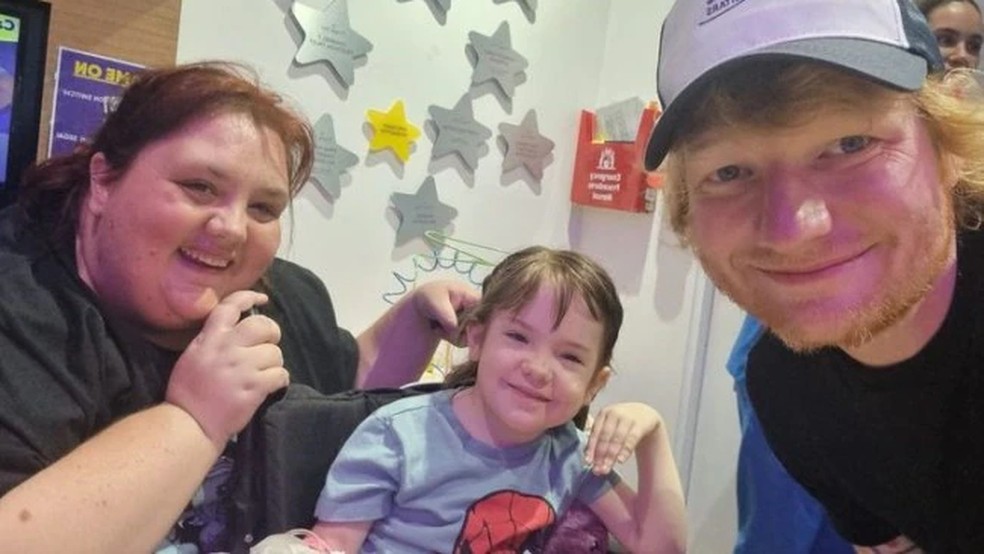 Amara e sua mãe Sam conheceram o cantor Ed Sheeran no hospital — Foto: Reprodução Kidspot