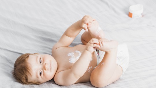 Por que os bebês costumam balançar as pernas com tanta frequência?