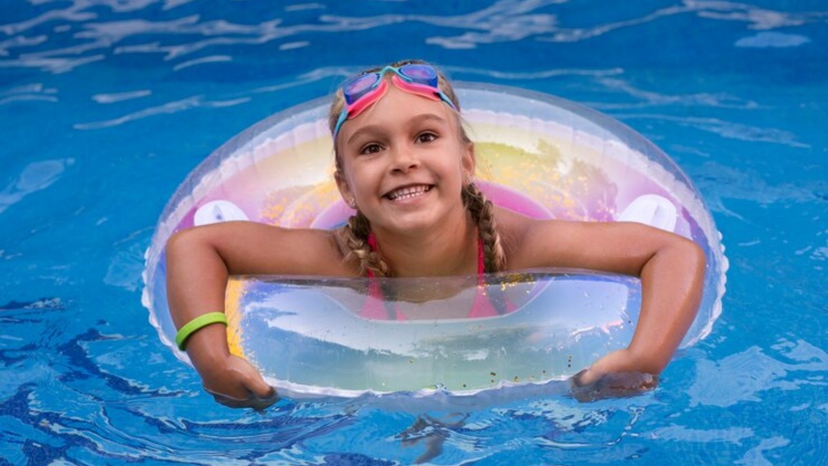 Entrar na piscina depois de comer causa congestão nas crianças?