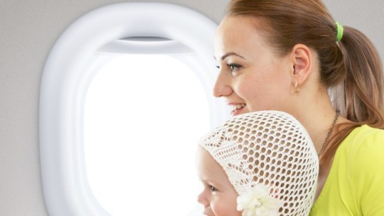 Comissários de bordo dos Estados Unidos querem proibir crianças no colo durante voos

