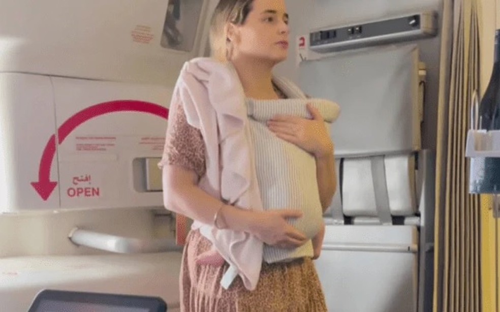Mãe embalando bebê em voo cria polêmica nas redes sociais — Foto: Reprodução/Instagram