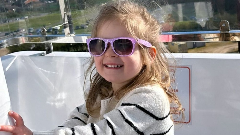 Olivia foi diagnosticada precocemente com retinoblastoma, o que melhorou suas chances de cura — Foto: Reprodução/ The Mirror