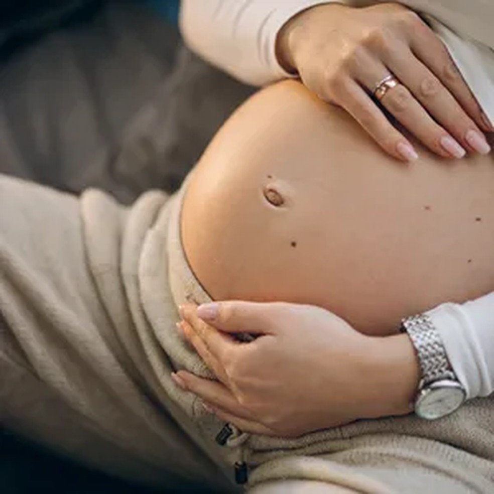 Trabalhar o assoalho pélvico ao longo da gestação pode mesmo fazer a diferença nas possibilidades de via de parto — Foto: Getty Images