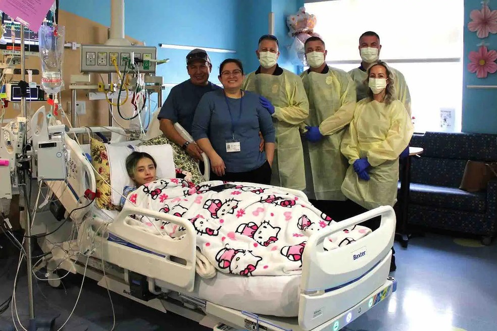 Adolescente com doen&ccedil;a rara passa por cirurgia para remover a perna de  quase 80 kg: 'Ela &eacute; muito forte'