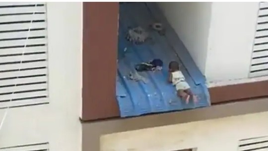 Vídeo viraliza: bebê de oito meses é resgatado do telhado em cena chocante