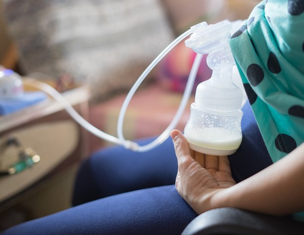 Mulher usando bomba tira-leite — Foto: Getty Images