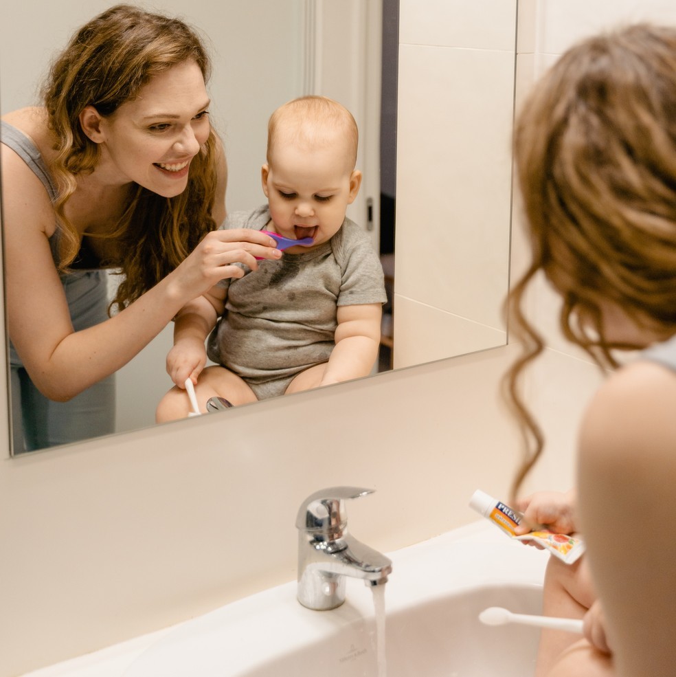 Escovar os dentes dos bebês é fundamental para preservar a saúde dos pequenos — Foto: Divulgação/Pexels (MART PRODUCTION)