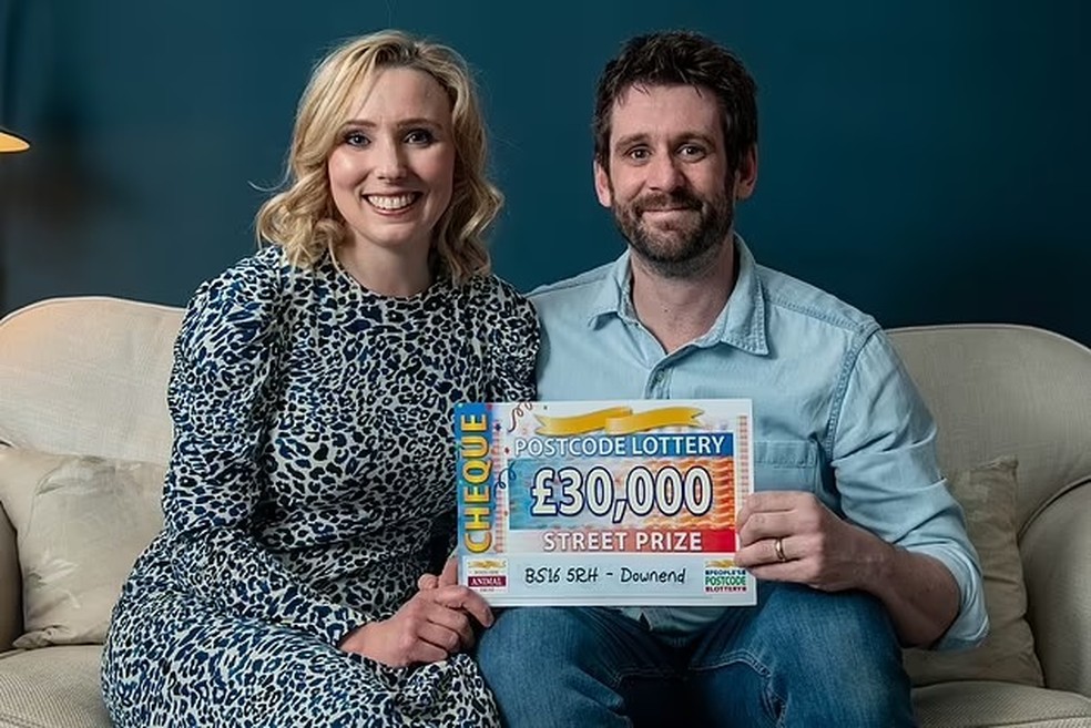 A parteira e o obstetra ganharam 30 mil libras (pouco mais de R$ 180 mil), em sorteio — Foto: Reprodução/ Daily Mail