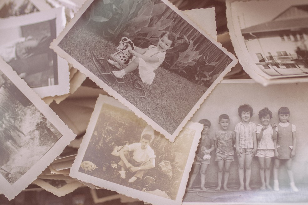 Fotos antigas de infância como recordações — Foto: Rodolfo Clix