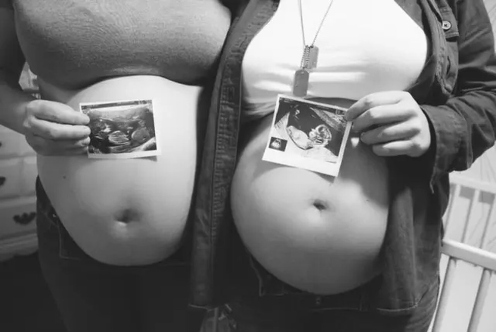 Valerie Thourin e sua esposa Renee deram à luz com apenas 12 dias de diferença — Foto: Reprodução/New York Post