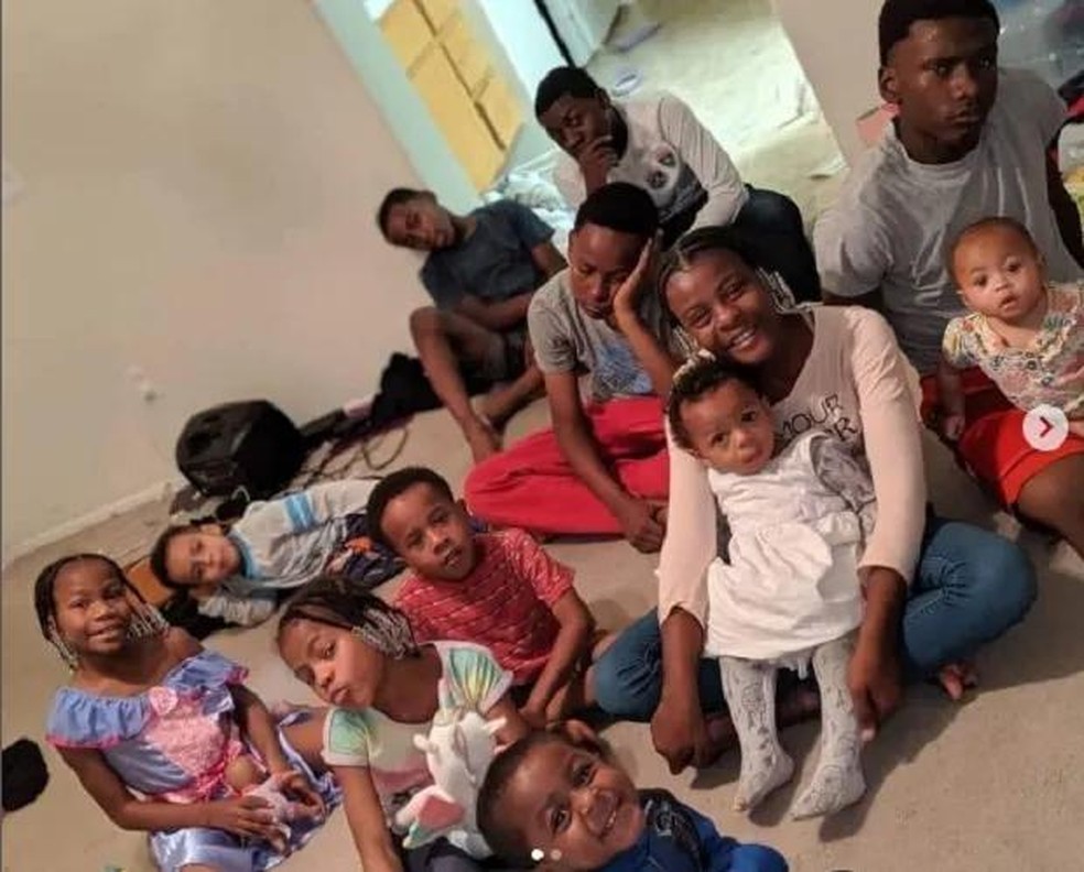 A família de 12 filhos de Iris Purnell e Storm (Foto: Reprodução/ Instagram) — Foto: Crescer