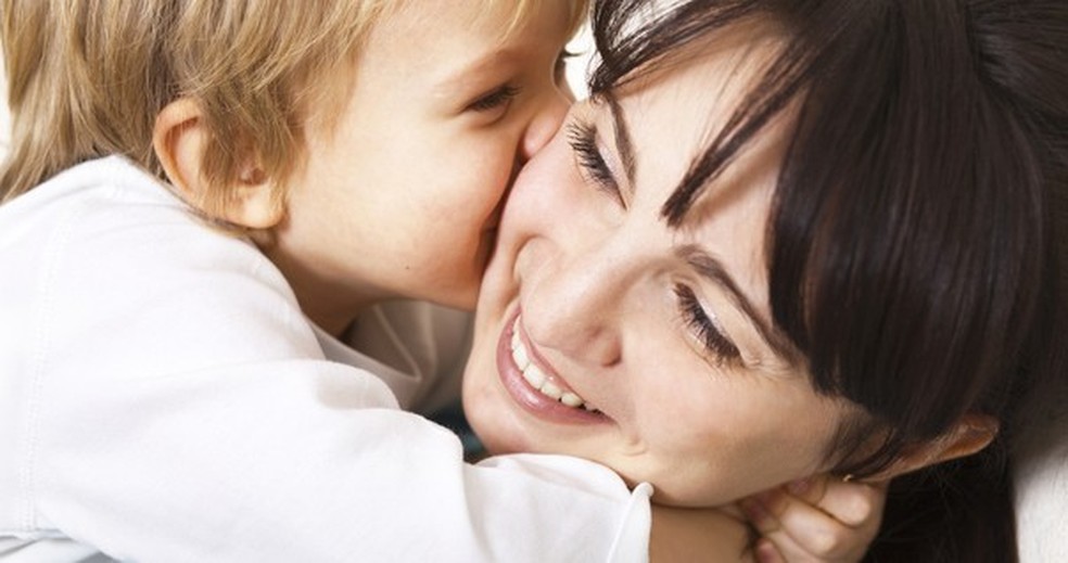 Criança feliz abraçando a mãe (Foto: Shutterstock) — Foto: Crescer