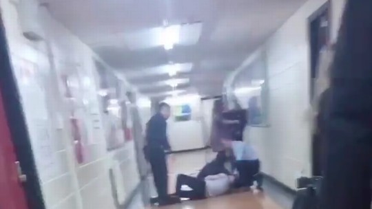 Professor é agredido e jogado no chão por aluno de 13 anos
