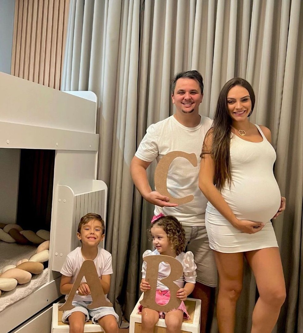 Brenda com o marido e os dois filhos (Foto: Arquivo pessoal) — Foto: Crescer