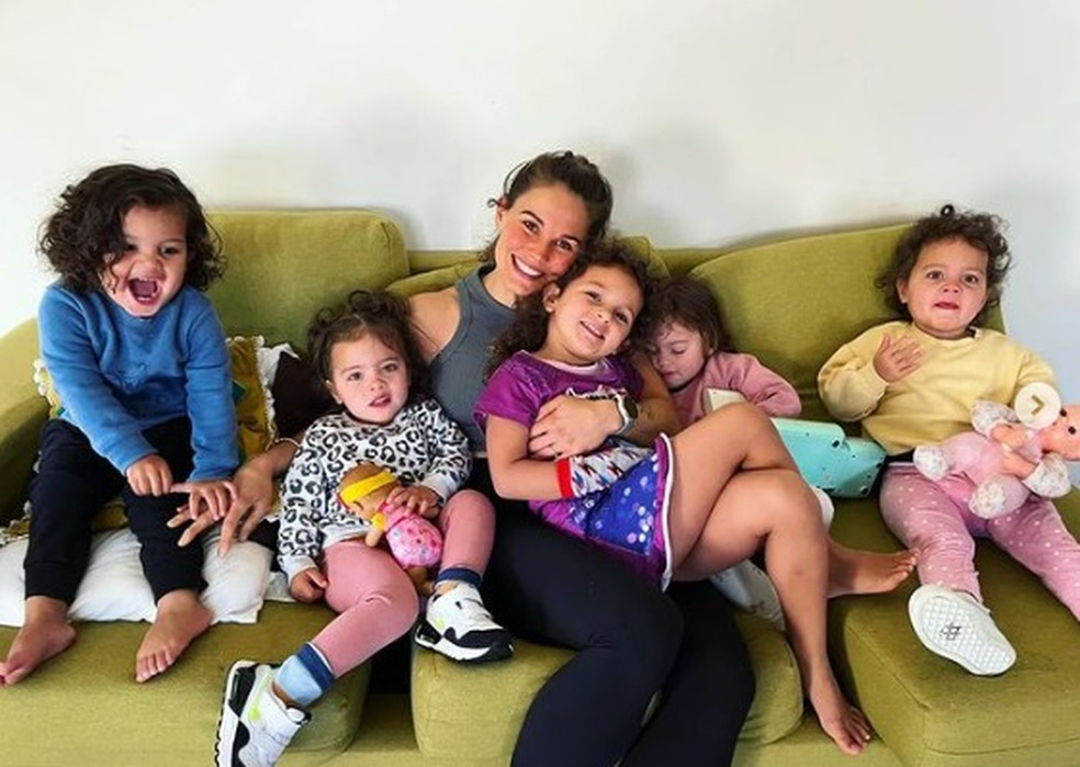 A mãe com os cinco filhos pequenos — Foto: Reprodução/ Instagram