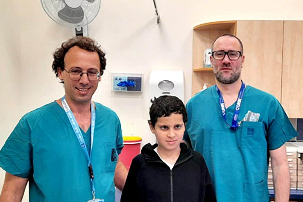 Os cirurgiões Ohad Einav e Ziv Asa com Suleiman Hassan, 12 anos — Foto: Reprodução/Daily Mail