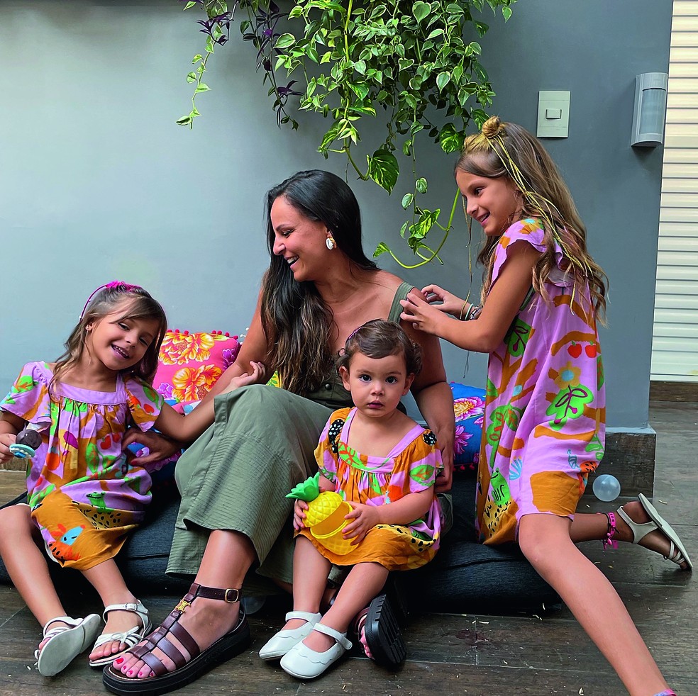 Maria Clara com as filhas Isabel, Sofia e Beatriz — Foto: Arquivo Pessoal