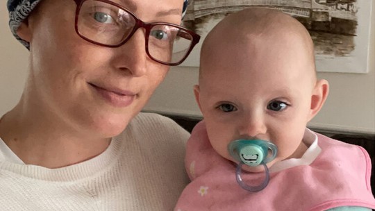 "Meus filhos têm a mãe de volta", diz irlandesa que lutou contra o câncer após descobrir caroço no seio durante a gravidez