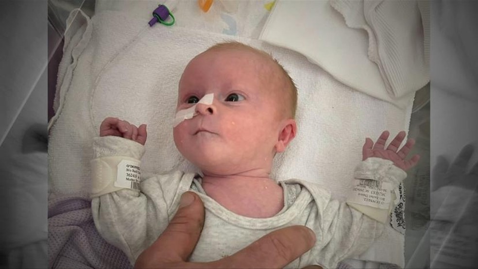 Xavier precisou ficar no hospital por causa da prematuridade — Foto: Reprodução 7news