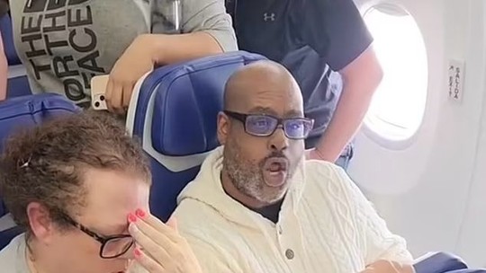 Vídeo viral mostra passageiro de avião gritando por causa de bebê chorando no voo
