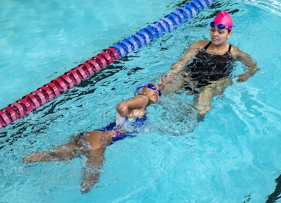 Aula de natação na Escola Paralímpica de Esportes  — Foto: Ale Cabral/CPB.