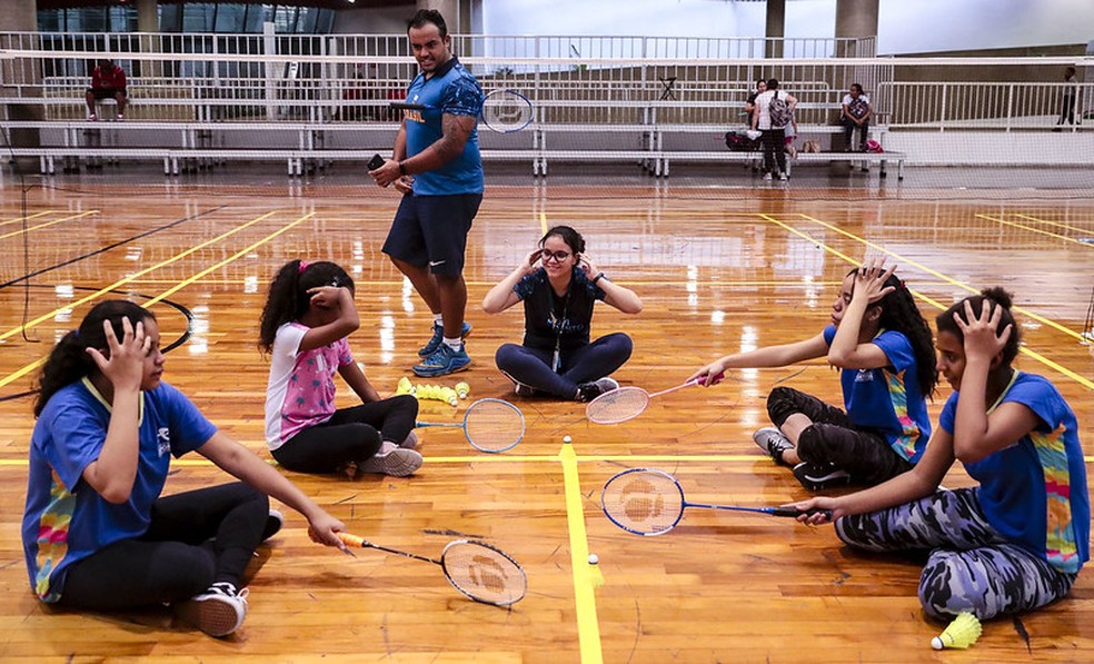 Aula de Badminton com o professor Andrew Cassiano — Foto: Ale Cabral/CPB