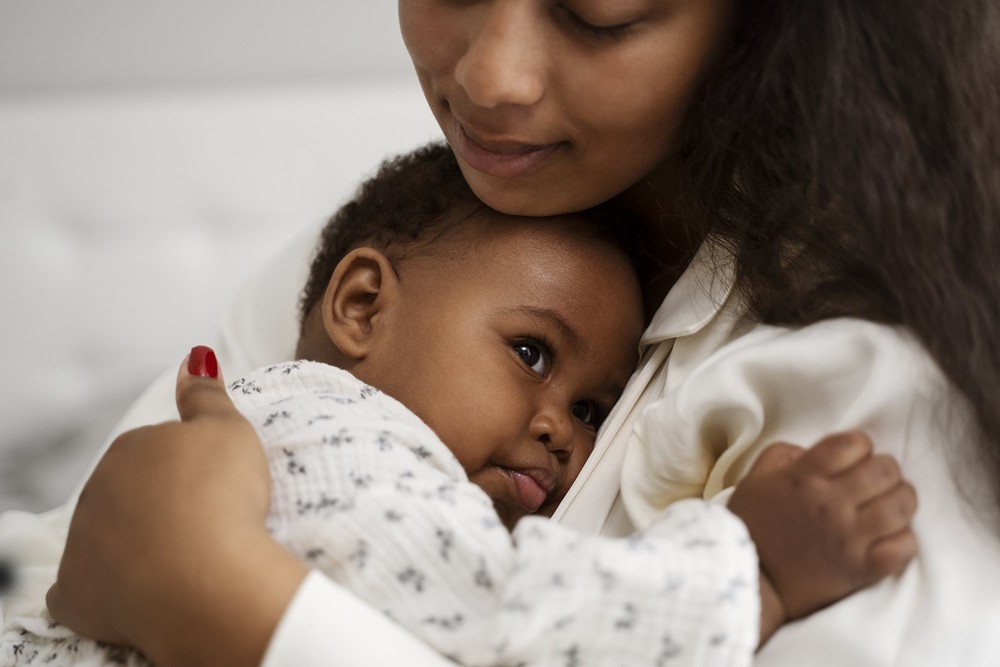Como fazer um bebê arrotar: veja formas simples e seguras