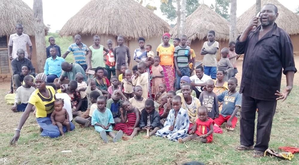 Fotografia de família numerosa numa área rural de Uganda