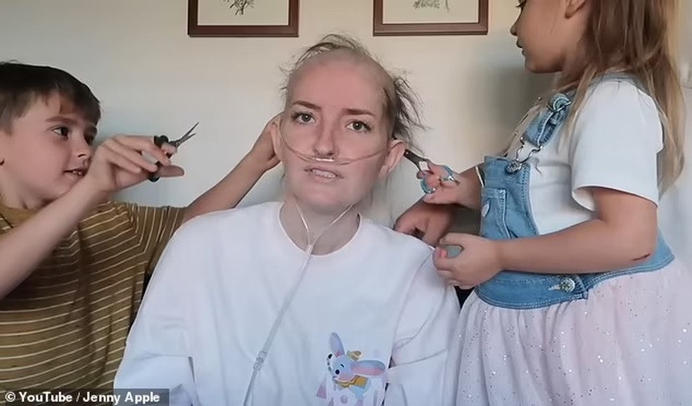 Mãe compartilha momento de filhos cortando seu cabelo — Foto: Reprodução Daily Mail