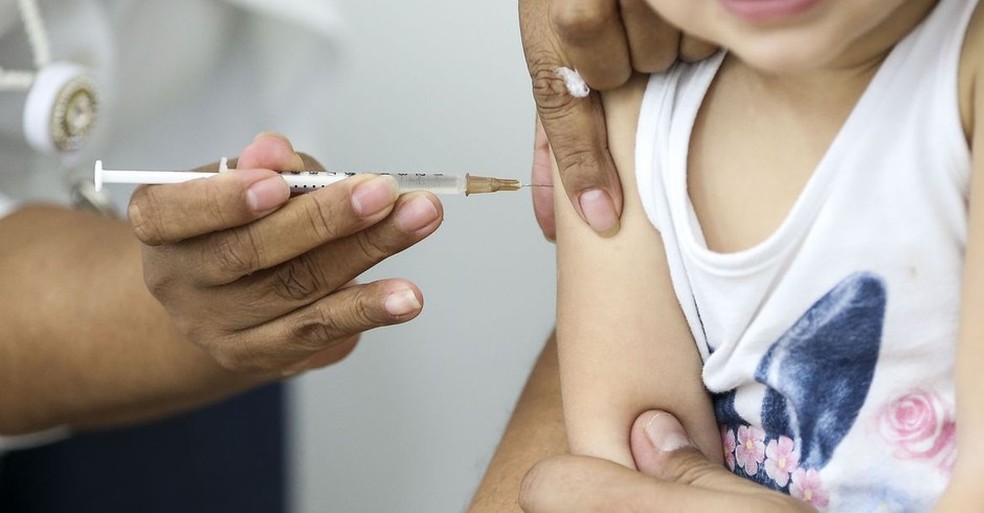 Menina tomando vacina (Foto: Marcelo Camargo/Agência Brasil) — Foto: Crescer