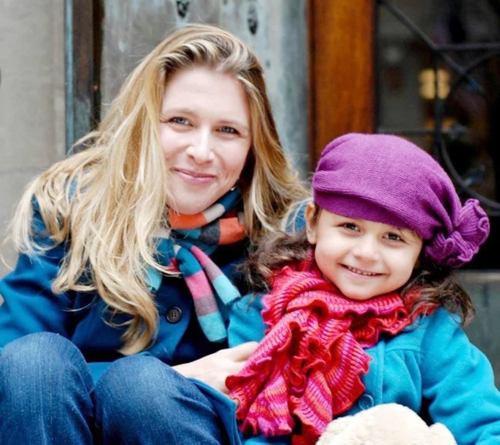 Sarah com a filha Yael. Nesta época, a menina tinha 6 anos — Foto: Reprodução Today