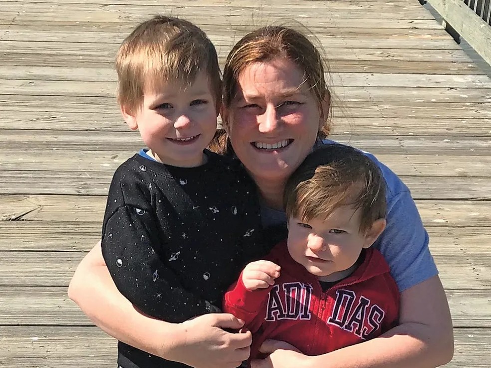 Jamie Dill, 44, com os filhos — Foto: Reprodução/The Sun
