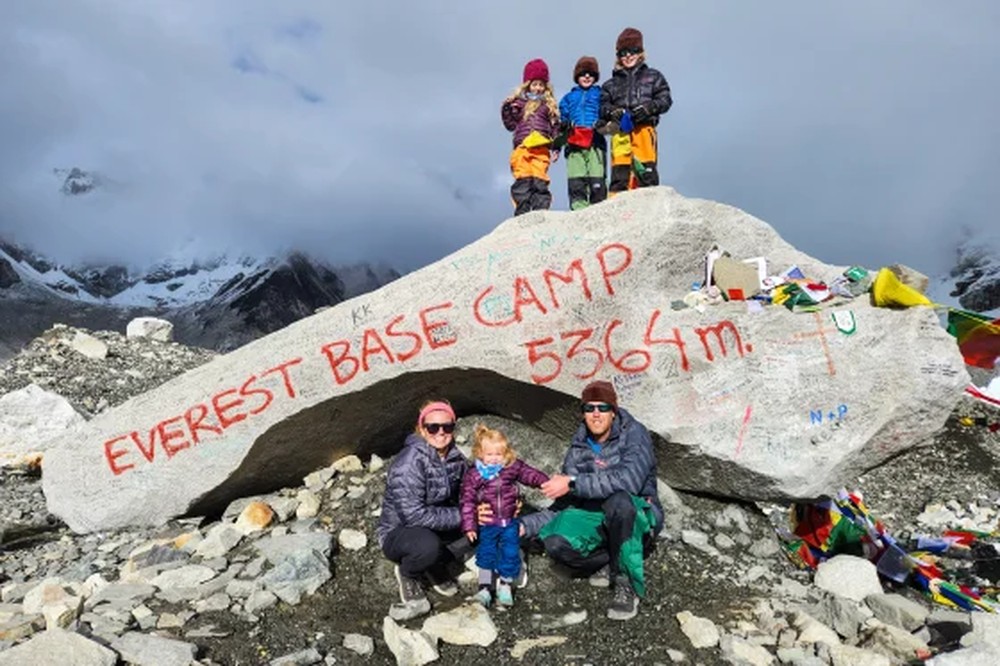 Famílias levam crianças pequenas até o acampamento base do Everest