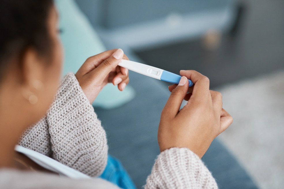 Teste de gravidez pode dar falso positivo (Foto: Getty Images) — Foto: Crescer
