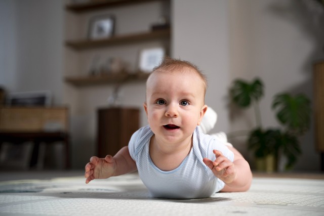 Desenvolvimento do bebê de 5 meses: o que ele já faz, como é o sono e ...