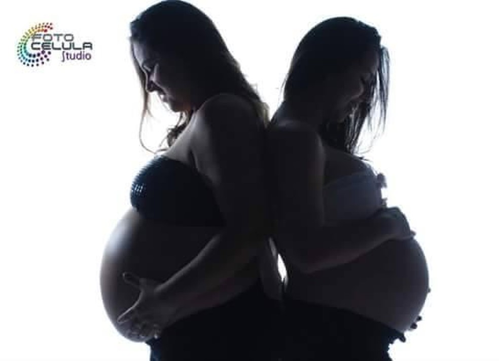 Elisângela (à dir.) e Larissa (à esq.) são mãe e filha e engravidaram com apenas duas semanas de diferença — Foto: Arquivo pessoal