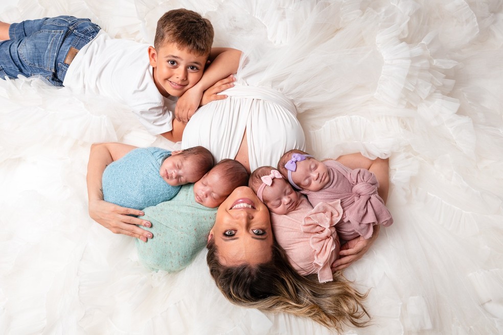 Kassia com seus 5 filhos — Foto: Arquivo pessoal