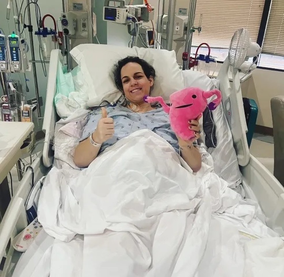 Liz no hospital para fazer o transplante — Foto: Reprodução Metro/@liziscreative