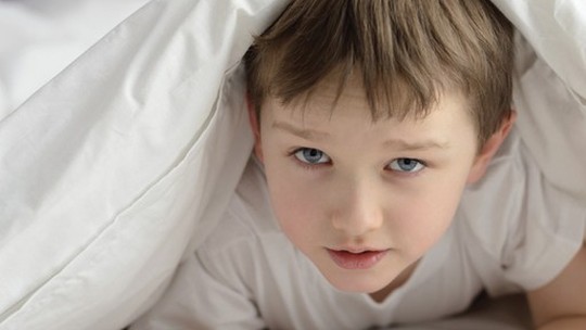 Por que os pais não devem brigar com o filho se ele fizer xixi na cama