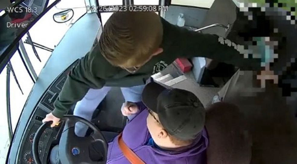 Jovem de 17 anos assume direção de ônibus escolar e salva colegas