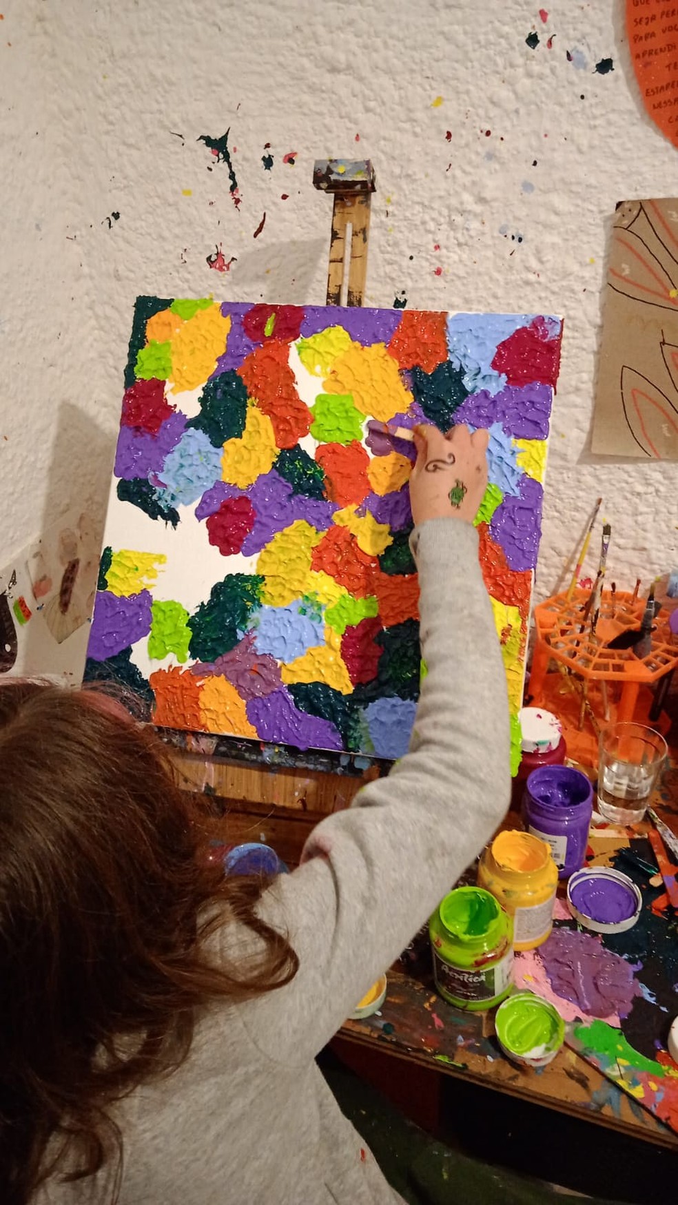 Aos 9 anos, menina de Friburgo vira a sensação no mundo das artes