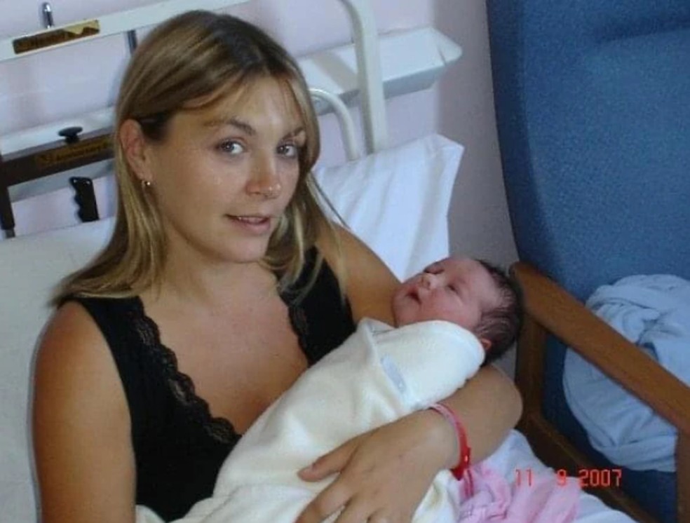 Victoria Borman com o filho recém-nascido no colo — Foto: Reprodução/Metro