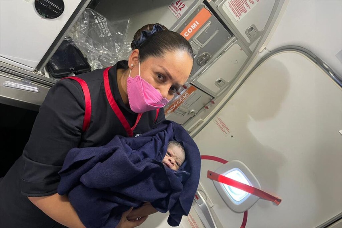 Mujer da a luz en pleno vuelo en México y su bebé recibe un regalo especial |  Parto