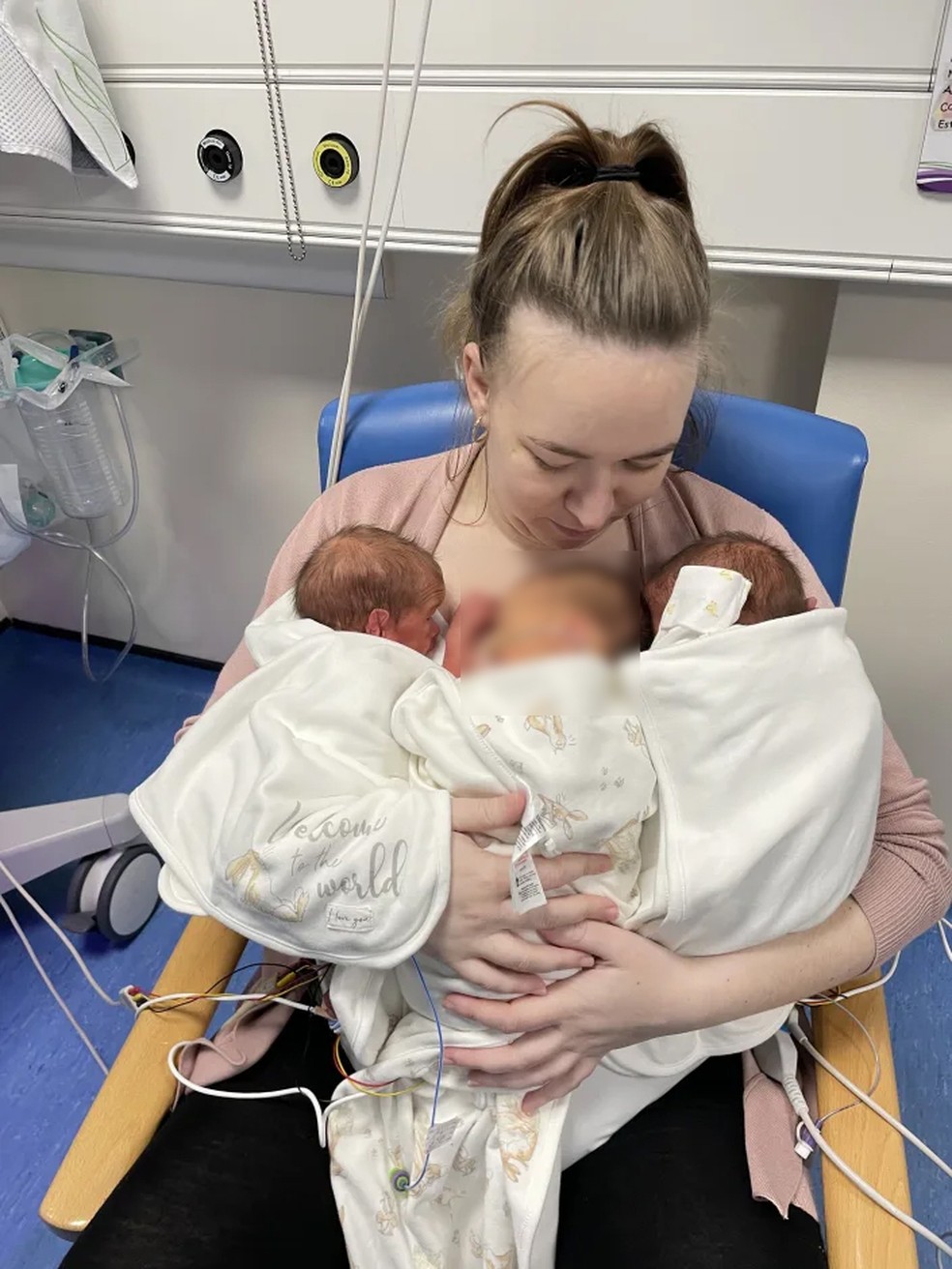 Jovem mãe descobriu que eram três bebês após um ultrassom na sétima semana de gestação — Foto: Reprodução /Yahoo News
