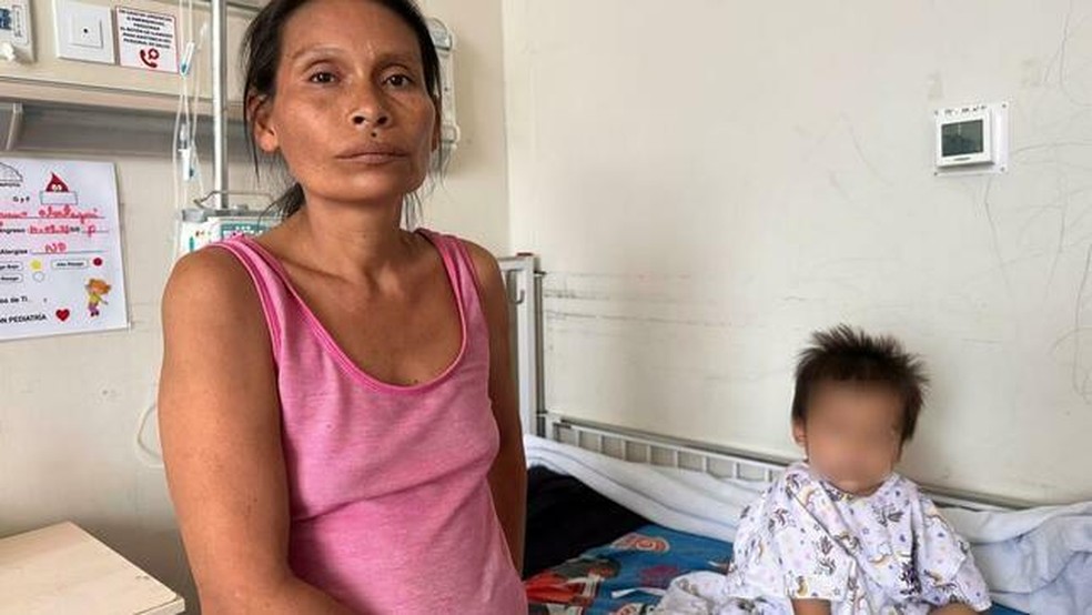 Narly Olórtegui Pisco, ao lado do filho, no hospital — Foto: Gobierno de Perú