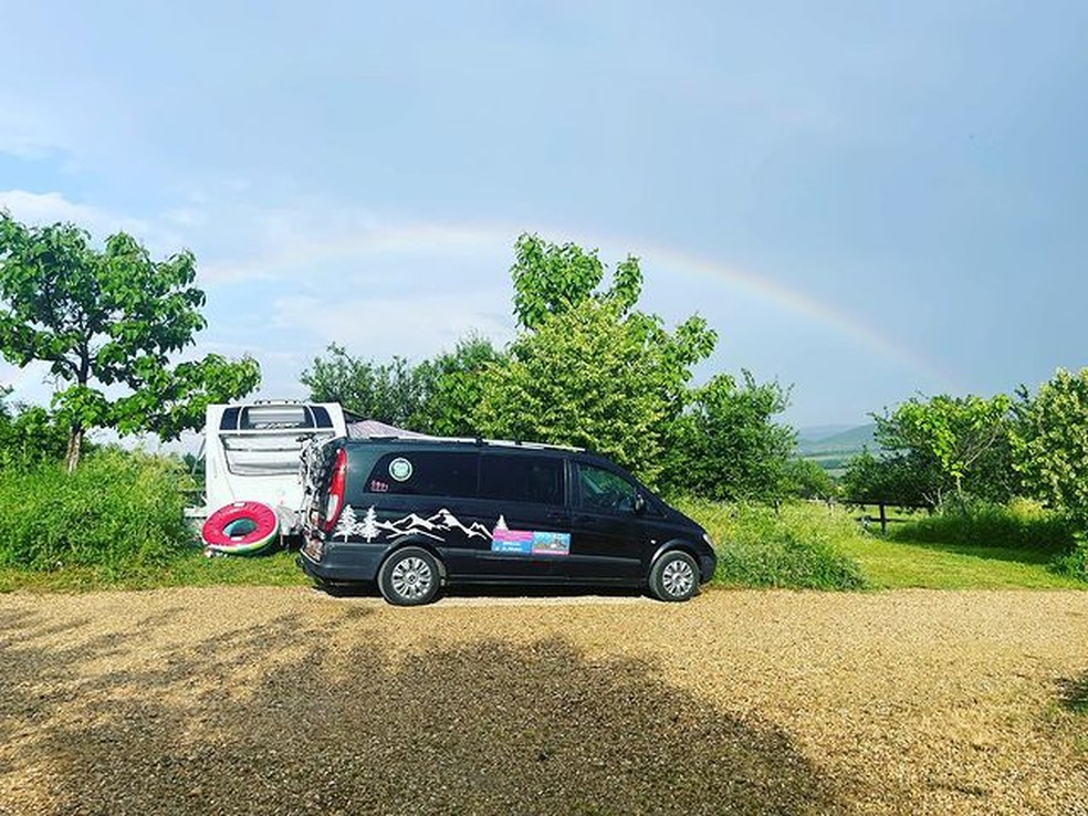 O carro e o trailer utilizado pela família para rodar por países da Europa — Foto: Reprodução/Instagram